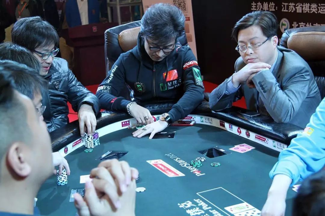 德州扑克比赛选手专注对决